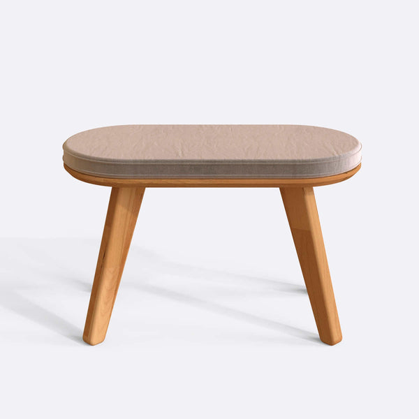 Yase Bench 80 x 38 cm, kum kadife döşeme, masif kayın gövde, beyaz zeminde önden stüdyo çekimi