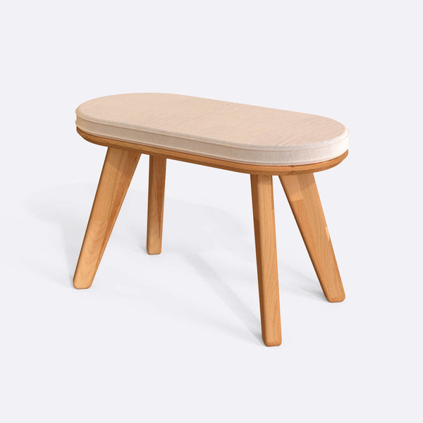 Yase Bench 80 x 38 cm, ekru kadife döşeme, masif kayın gövde, beyaz zeminde üç çeyrek açıdan çekim
