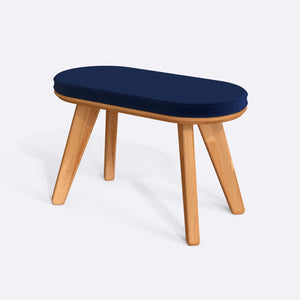 Yase Bench 80 x 38 cm, lacivert kadife döşeme, masif kayın gövde, beyaz zeminde üç çeyrek açıdan çekim