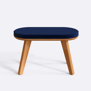 Yase Bench 80 x 38 cm, lacivert kadife döşeme, masif kayın gövde, beyaz zeminde önden stüdyo çekimi