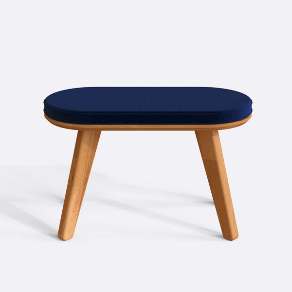 Yase Bench 80 x 38 cm, lacivert kadife döşeme, masif kayın gövde, beyaz zeminde önden stüdyo çekimi