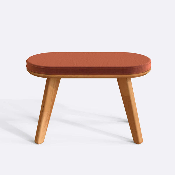 Yase Bench 80 x 38 cm, somon kadife döşeme, masif kayın gövde, beyaz zeminde önden stüdyo çekimi