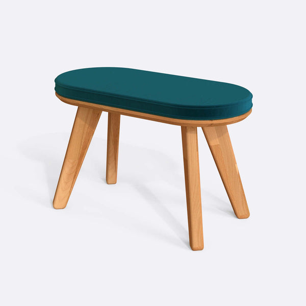 Yase Bench 80 x 38 cm, petrol kadife döşeme, masif kayın gövde, beyaz zeminde üç çeyrek açıdan çekim