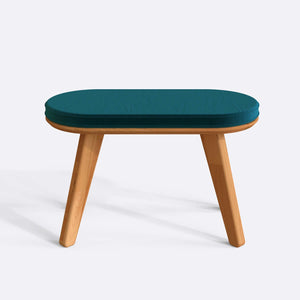 Yase Bench 80 x 38 cm, petrol kadife döşeme, masif kayın gövde, beyaz zeminde önden stüdyo çekimi
