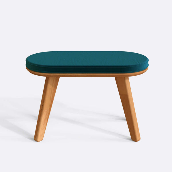 Yase Bench 80 x 38 cm, petrol kadife döşeme, masif kayın gövde, beyaz zeminde önden stüdyo çekimi