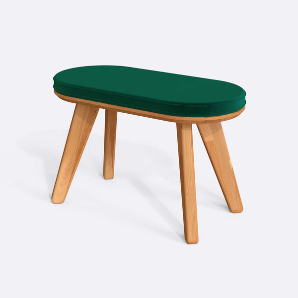 Yase Bench 80 x 38 cm, zümrüt kadife döşeme, masif kayın gövde, beyaz zeminde üç çeyrek açıdan çekim