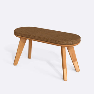Yase Bench 100 x 38 cm, badem keten döşeme, masif kayın gövde, beyaz zeminde üç çeyrek açıdan stüdyo çekimi
