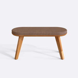 Yase Bench 100 x 38 cm, kahve keten döşeme, masif kayın gövde, beyaz zeminde önden stüdyo çekimi