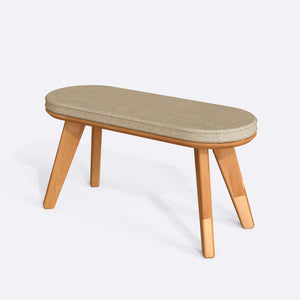 Yase Bench 100 x 38 cm, kum keten döşeme, masif kayın gövde, beyaz zeminde üç çeyrek açıdan stüdyo çekimi
