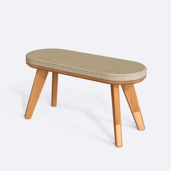 Yase Bench 100 x 38 cm, kum keten döşeme, masif kayın gövde, beyaz zeminde üç çeyrek açıdan stüdyo çekimi