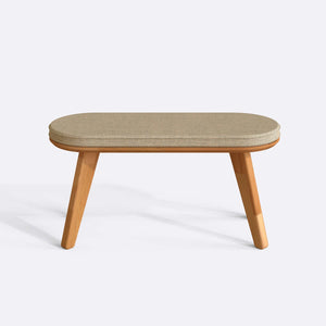 Yase Bench 100 x 38 cm, kum keten döşeme, masif kayın gövde, beyaz zeminde önden stüdyo çekimi