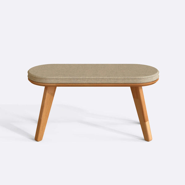 Yase Bench 100 x 38 cm, kum keten döşeme, masif kayın gövde, beyaz zeminde önden stüdyo çekimi