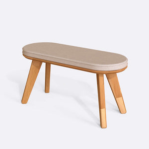 Yase Bench 100 x 38 cm, ekru keten döşeme, masif kayın gövde, beyaz zeminde üç çeyrek açıdan stüdyo çekimi