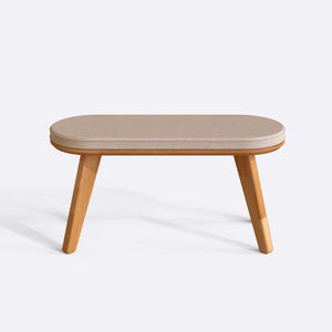 Yase Bench 100 x 38 cm, ekru keten döşeme, masif kayın gövde, beyaz zeminde önden stüdyo çekimi