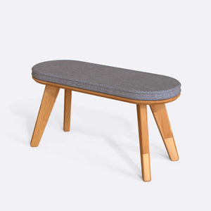 Yase Bench 100 x 38 cm, gri keten döşeme, masif kayın gövde, beyaz zeminde üç çeyrek açıdan stüdyo çekimi