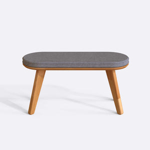 Yase Bench 100 x 38 cm, gri keten döşeme, masif kayın gövde, beyaz zeminde önden stüdyo çekimi