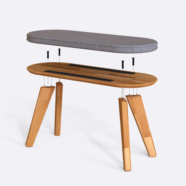Yase Bench 100 x 38 cm parçalarına ayrılmış montaj görünümü, gri keten döşeme ve masif kayın parçalar