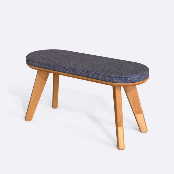 Yase Bench 100 x 38 cm, kül keten döşeme, masif kayın gövde, beyaz zeminde üç çeyrek açıdan stüdyo çekimi