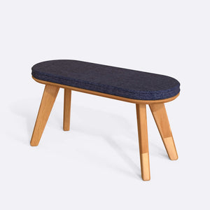 Yase Bench 100 x 38 cm, lacivert keten döşeme, masif kayın gövde, beyaz zeminde üç çeyrek açıdan stüdyo çekimi