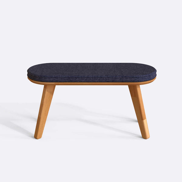 Yase Bench 100 x 38 cm, lacivert keten döşeme, masif kayın gövde, beyaz zeminde önden stüdyo çekimi