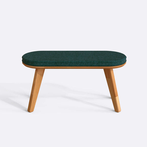 Yase Bench 100 x 38 cm, petrol keten döşeme, masif kayın gövde, beyaz zeminde önden stüdyo çekimi