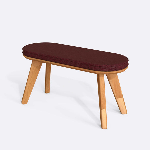 Yase Bench 100 x 38 cm, bordo keten döşeme, masif kayın gövde, beyaz zeminde üç çeyrek açıdan stüdyo çekimi