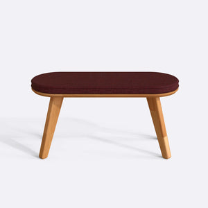 Yase Bench 100 x 38 cm, bordo keten döşeme, masif kayın gövde, beyaz zeminde önden stüdyo çekimi