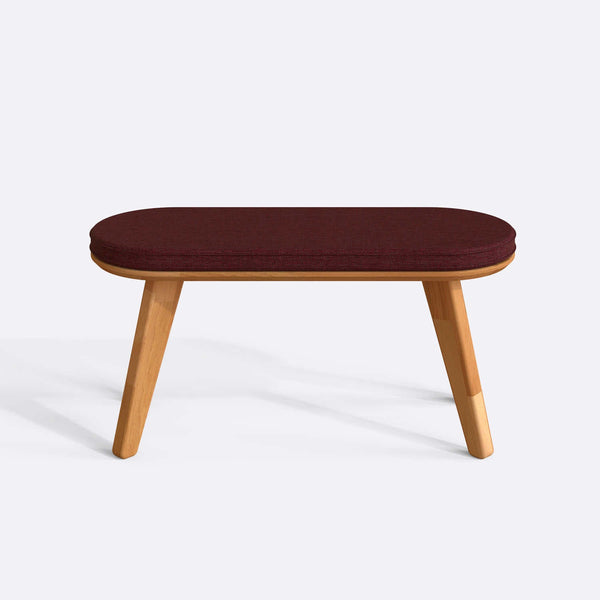 Yase Bench 100 x 38 cm, bordo keten döşeme, masif kayın gövde, beyaz zeminde önden stüdyo çekimi