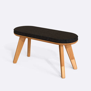 Yase Bench 100 x 38 cm, siyah keten döşeme, masif kayın gövde, beyaz zeminde üç çeyrek açıdan stüdyo çekimi