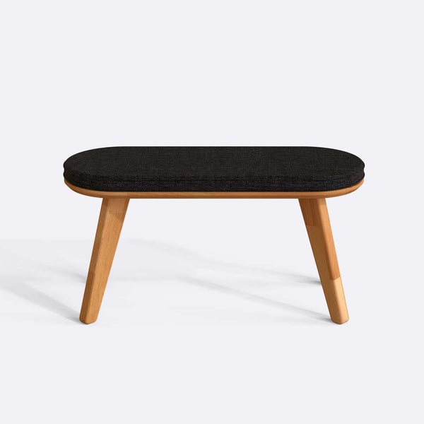 Yase Bench 100 x 38 cm, siyah keten döşeme, masif kayın gövde, beyaz zeminde önden stüdyo çekimi