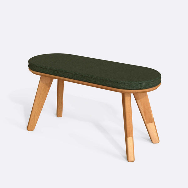 Yase Bench 100 x 38 cm, yeşil keten döşeme, masif kayın gövde, beyaz zeminde üç çeyrek açıdan stüdyo çekimi