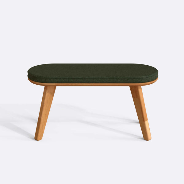 Yase Bench 100 x 38 cm, yeşil keten döşeme, masif kayın gövde, beyaz zeminde önden stüdyo çekimi