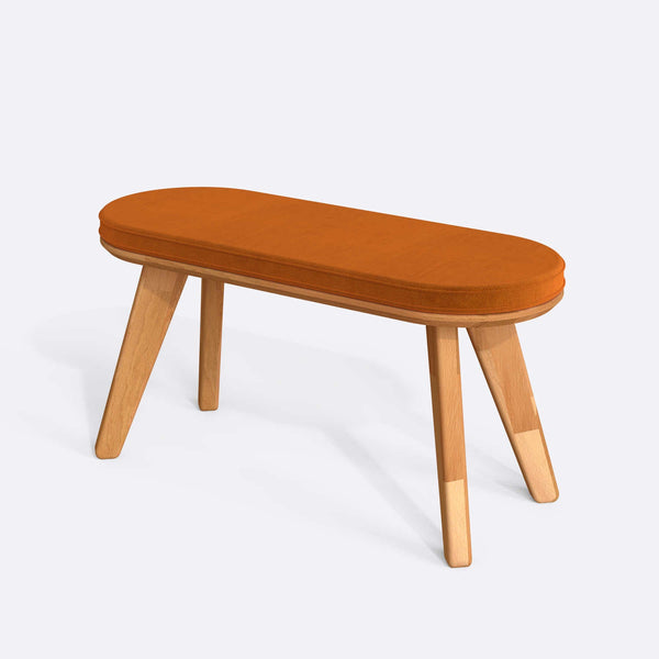 Yase Bench 100 x 38 cm, badem kadife döşeme, masif kayın gövde, beyaz zeminde üç çeyrek açıdan stüdyo çekimi