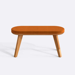 Yase Bench 100 x 38 cm, badem kadife döşeme, masif kayın gövde, beyaz zeminde önden stüdyo çekimi