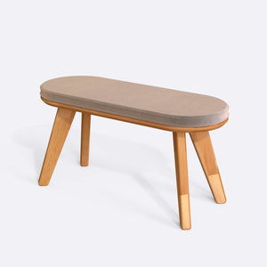 Yase Bench 100 x 38 cm, kum kadife döşeme, masif kayın gövde, beyaz zeminde üç çeyrek açıdan stüdyo çekimi