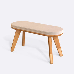 Yase Bench 100 x 38 cm, ekru kadife döşeme, masif kayın gövde, beyaz zeminde üç çeyrek açıdan stüdyo çekimi