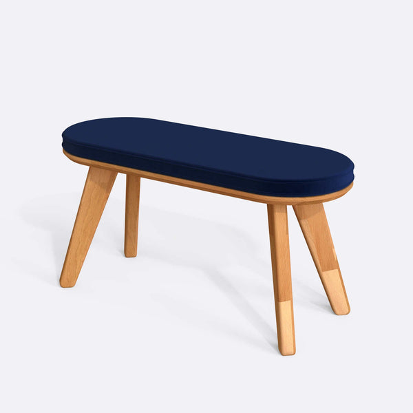 Yase Bench 100 x 38 cm, lacivert kadife döşeme, masif kayın gövde, beyaz zeminde üç çeyrek açıdan stüdyo çekimi