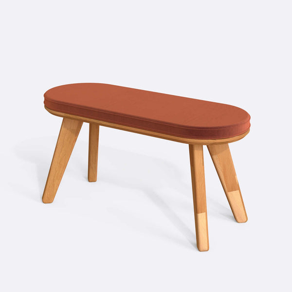 Yase Bench 100 x 38 cm, somon kadife döşeme, masif kayın gövde, beyaz zeminde üç çeyrek açıdan stüdyo çekimi