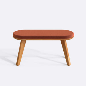 Yase Bench 100 x 38 cm, somon kadife döşeme, masif kayın gövde, beyaz zeminde önden stüdyo çekimi