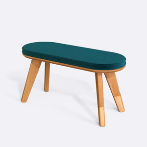 Yase Bench 100 x 38 cm, petrol kadife döşeme, masif kayın gövde, beyaz zeminde üç çeyrek açıdan stüdyo çekimi