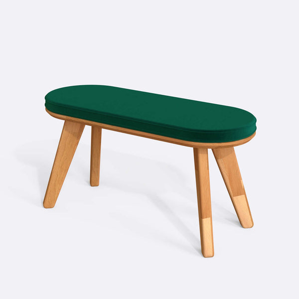 Yase Bench 100 x 38 cm, zümrüt kadife döşeme, masif kayın gövde, beyaz zeminde üç çeyrek açıdan stüdyo çekimi
