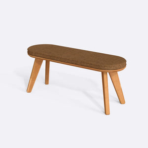 Yase Bench 120 x 38, badem keten döşemeli oturum ve masif kayın gövde, beyaz zeminde üç çeyrek açıdan stüdyo çekimi
