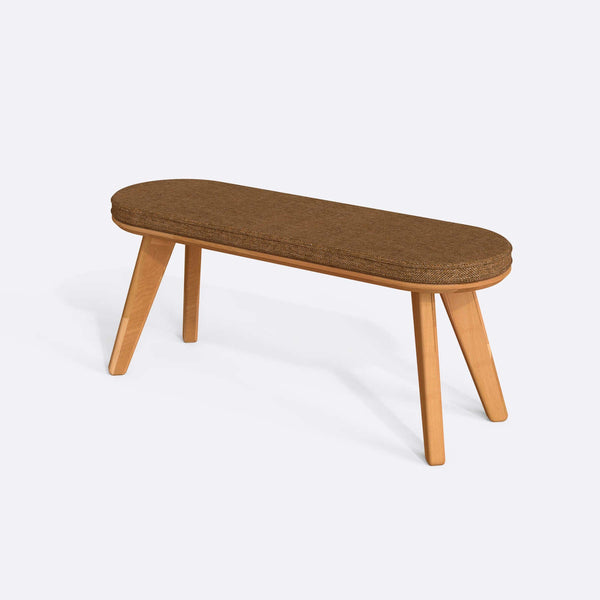 Yase Bench 120 x 38, badem keten döşemeli oturum ve masif kayın gövde, beyaz zeminde üç çeyrek açıdan stüdyo çekimi