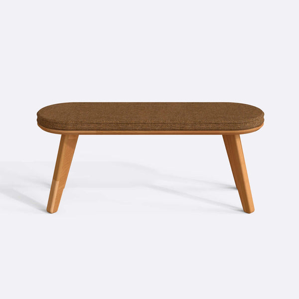 Yase Bench 120 x 38, badem keten döşemeli oturum ve masif kayın gövde, düz beyaz zeminde önden stüdyo çekimi