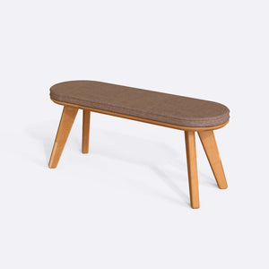 Yase Bench 120 x 38, kahve keten döşemeli oturum ve masif kayın gövde, beyaz zeminde üç çeyrek açıdan stüdyo çekimi