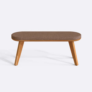 Yase Bench 120 x 38, kahve keten döşemeli oturum ve masif kayın gövde, düz beyaz zeminde önden stüdyo çekimi