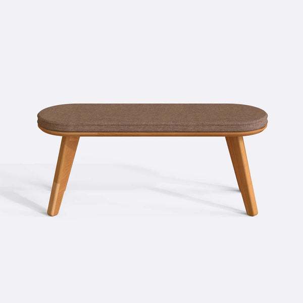 Yase Bench 120 x 38, kahve keten döşemeli oturum ve masif kayın gövde, düz beyaz zeminde önden stüdyo çekimi