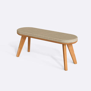 Yase Bench 120 x 38, kum keten döşemeli oturum ve masif kayın gövde, beyaz zeminde üç çeyrek açıdan stüdyo çekimi