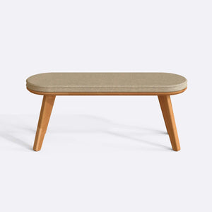 Yase Bench 120 x 38, kum keten döşemeli oturum ve masif kayın gövde, düz beyaz zeminde önden stüdyo çekimi
