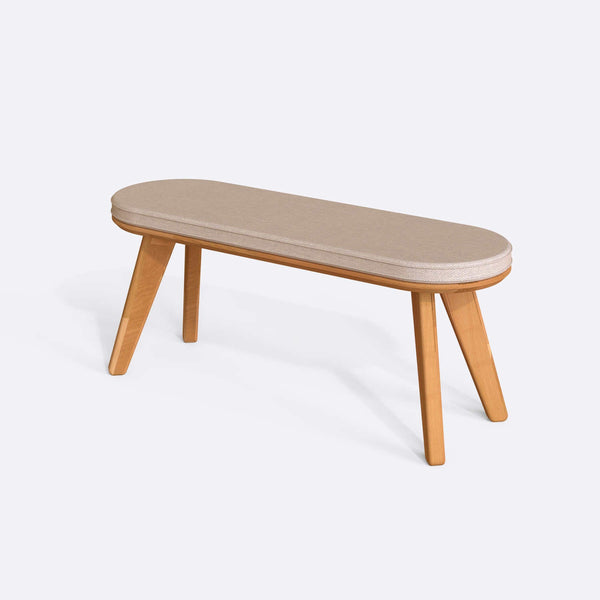 Yase Bench 120 x 38, ekru keten döşemeli oturum ve masif kayın gövde, beyaz zeminde üç çeyrek açıdan stüdyo çekimi